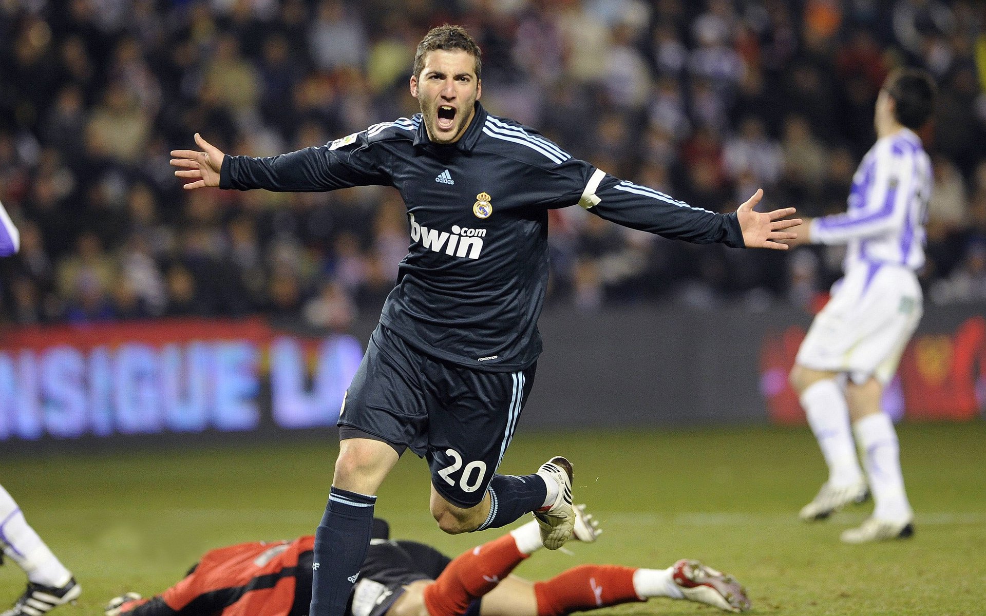 布克单骑破阵，当个人英雄主义撕碎团队篮球的华丽外衣